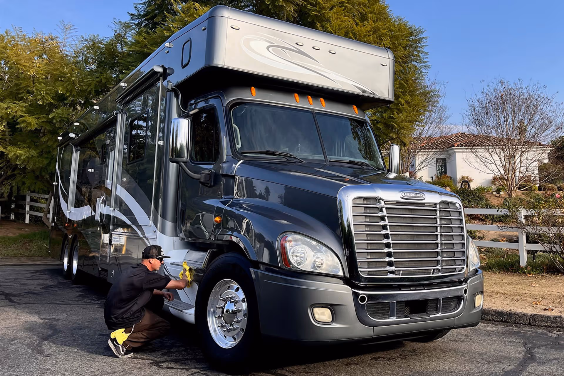 Detailer rinsing a vehicle with controlled water use